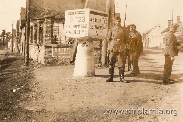 Karl Okon na skrzyzowaniu drog (BEZ OPISU).jpg